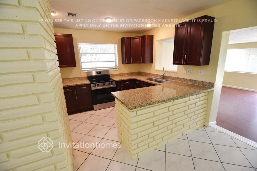 Building Photo - 108 NW 45th Ave
