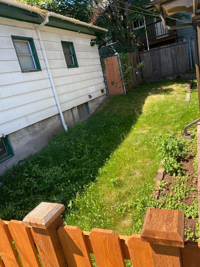 Building Photo - Beautiful Craftsman 5 bed 1 bath home with...
