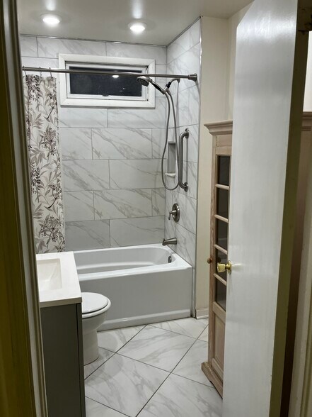 BATHROOM - 13 Grubb St