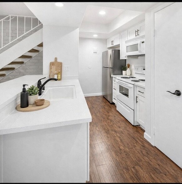 Building Photo - 16673 Viewpoint Ln