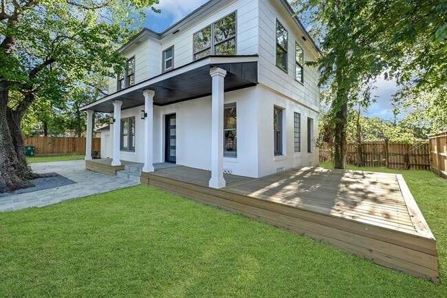 Building Photo - 6211 Culberson St