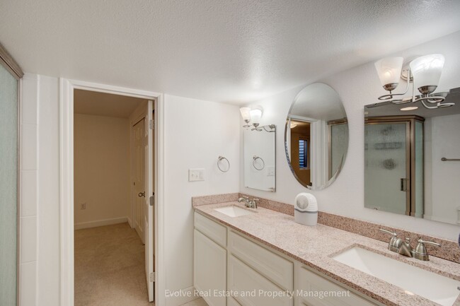 Building Photo - Evolve Real Estate: Spacious 3-Bed, 4-Bath...