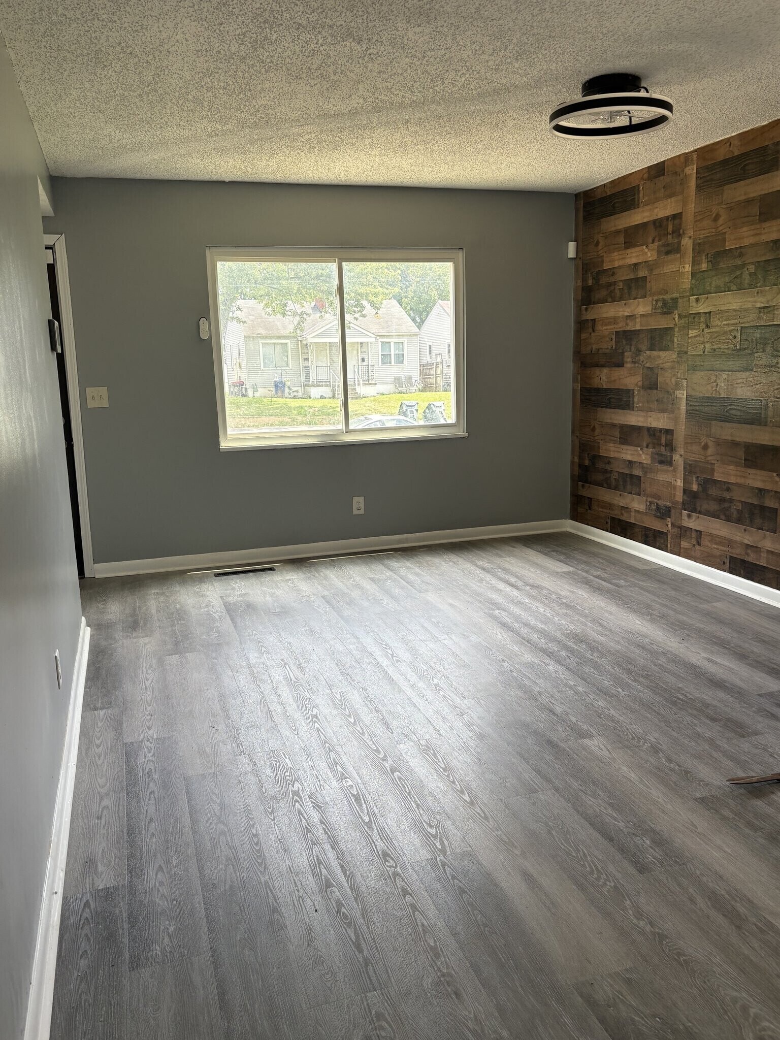 Building Photo - 2283 Hiawatha Park Dr
