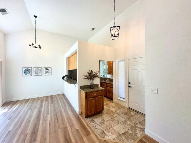 Building Photo - 1661 La Paloma Ct
