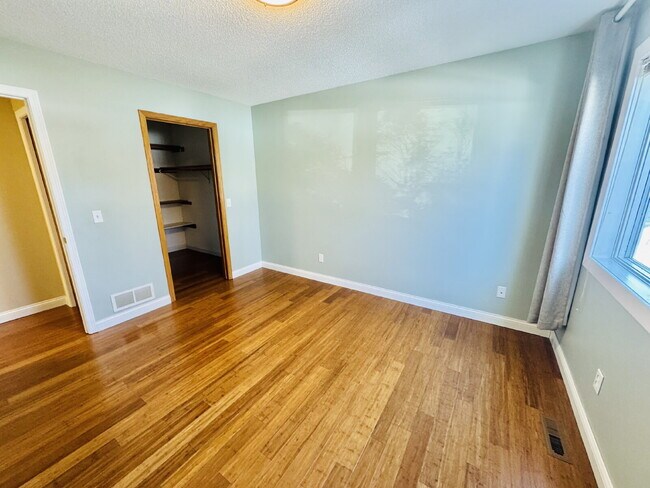 Building Photo - Charming Chaska Retreat: Spacious Single Family Homer 3-Bedroom 2.5 Bathroom Home with Finished B...