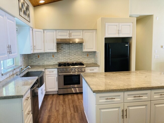 Building Photo - Desirable Ranch Style Home - All Main Level Living Space plus Two Car Garage