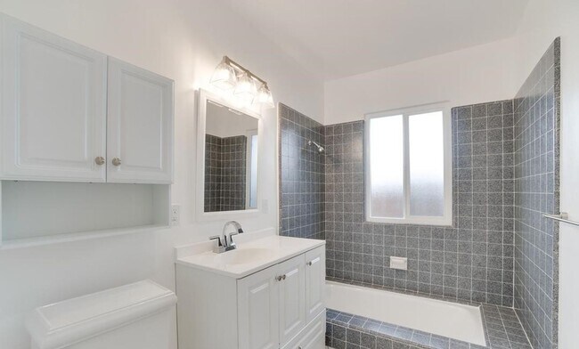 Building Photo - 16-18 REEF ST.