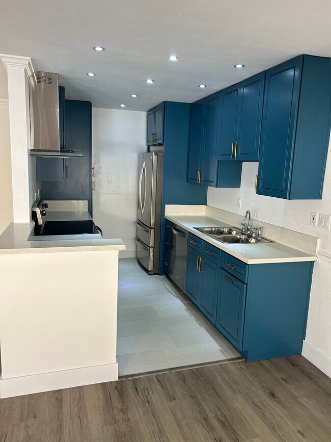 Building Photo - 5328 Newcastle Ave