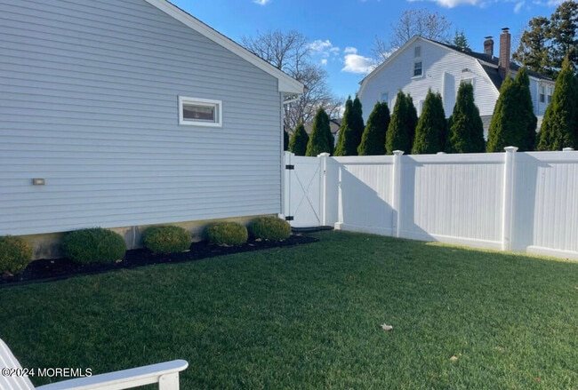 Building Photo - 509 Laurel Ave