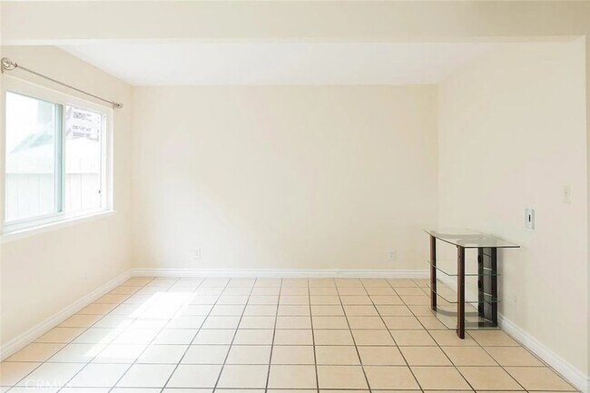 Building Photo - 11115 Slater Ave