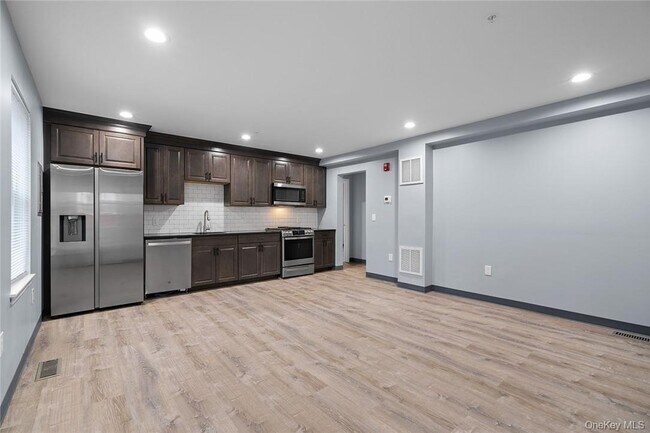 Building Photo - 20 Oak St