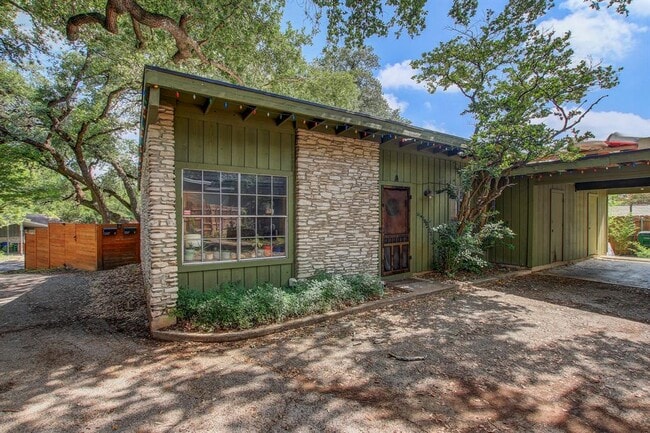 Building Photo - 3317 S Oak Dr