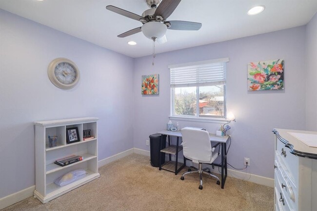 Building Photo - 2401 Manor Rd