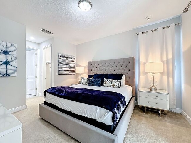 Building Photo - 8 Bedrooms 7 baths on a resort community