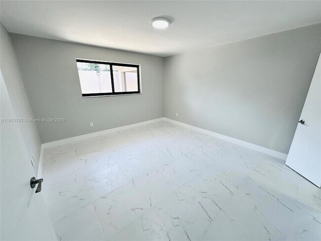 Building Photo - 201 SW 40th Ave
