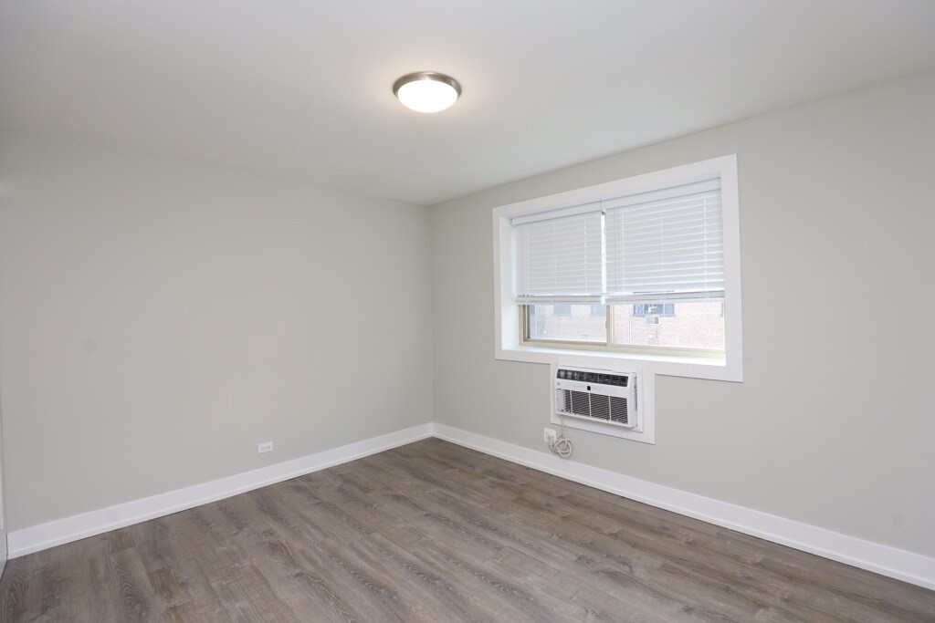 Building Photo - 533 W Surf St