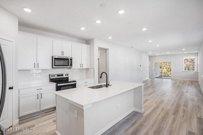 Building Photo - 95999 Surrey Pl