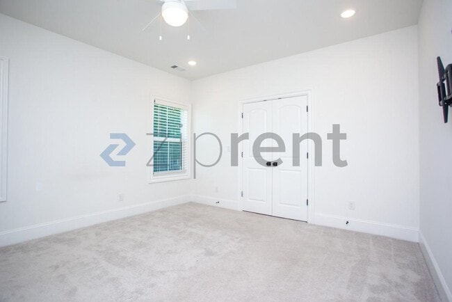 Building Photo - Unit