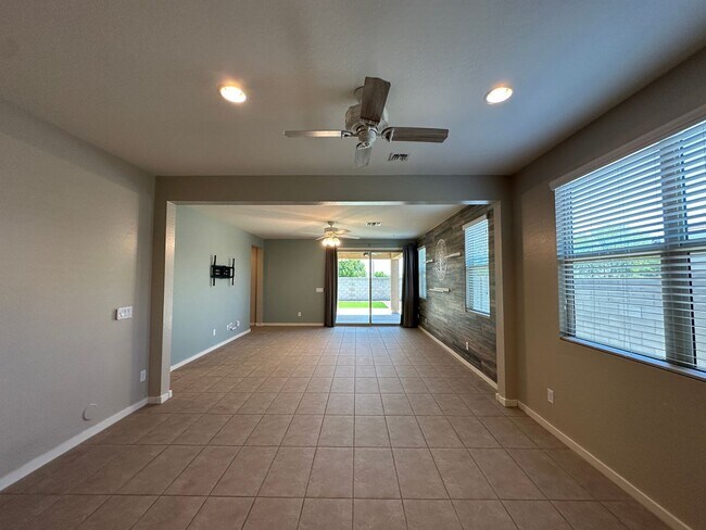 Building Photo - Single Level Home with Split Floor Plan, D...