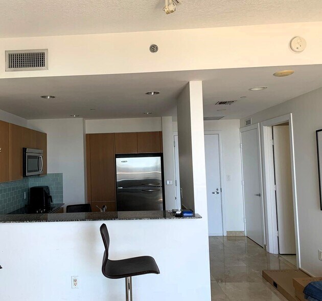 Building Photo - 1060 Brickell Ave