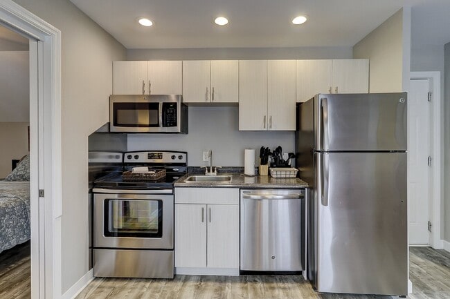 Building Photo - One Bedroom Apartment Available in Downtow...