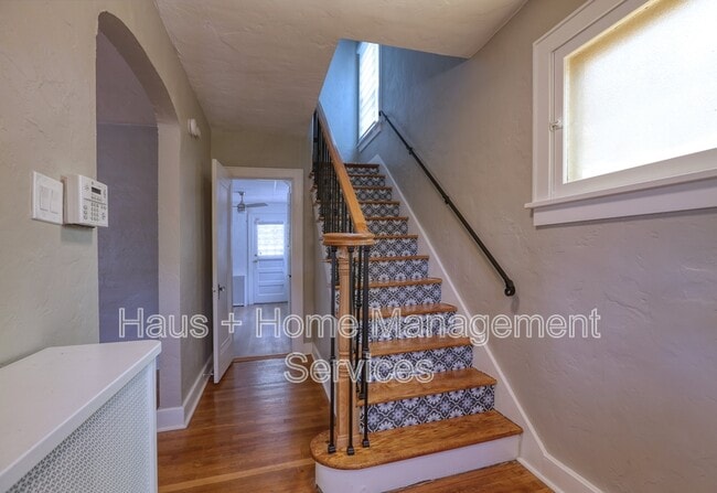 Building Photo - 544 James St