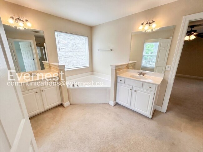 Building Photo - 4-Bed/2.5-Bath/ Home with Attached Garage and Large Yard/Available Now!