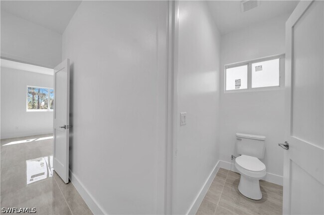 Building Photo - 1142 Dutchess St E