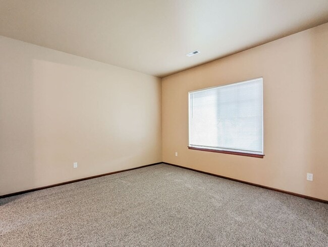 Building Photo - Spacious 4 bed/2.5bth Home W/ New Carpet &...