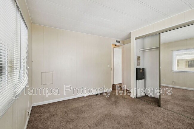 Building Photo - 242 Country Ln