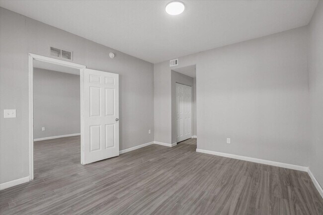 Building Photo - 401 Putnam Dr