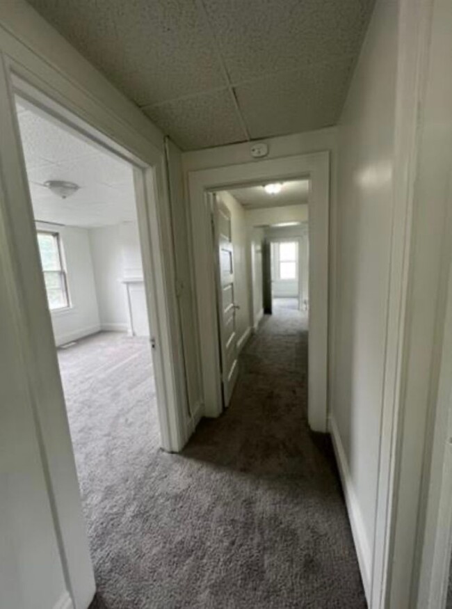 Building Photo - Expansive East End Townhome! Large Bedroom...