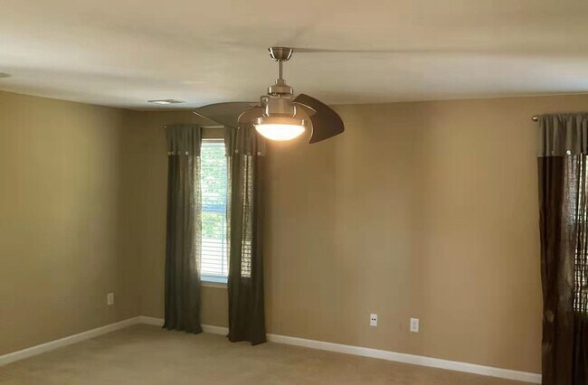 Building Photo - 3Bed/2.5Bath 2688 sq ft home located in Stonington