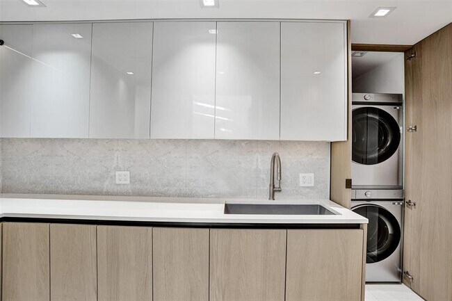 Building Photo - 2800 Banyan Blvd Cir NW