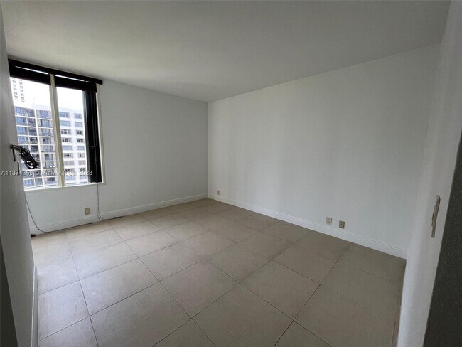 Building Photo - 520 Brickell Key Dr