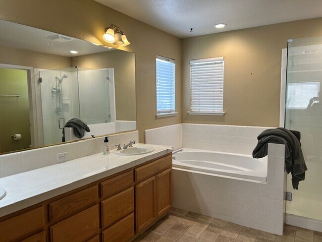 Building Photo - Spacious 4 bedroom, 2.5 Bathroom Available...