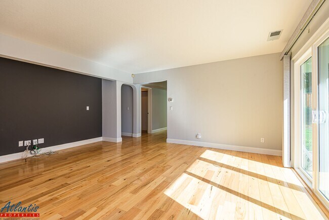 Building Photo - Gorgeous Home | Remodeled | Desirable Location