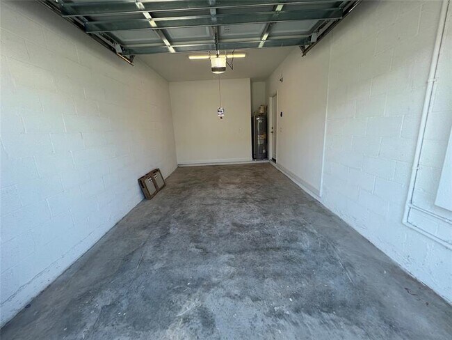 Building Photo - 655 SE Lk Fls St