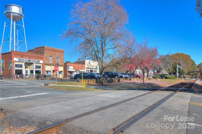 Building Photo - 1444 Ridgehaven Rd