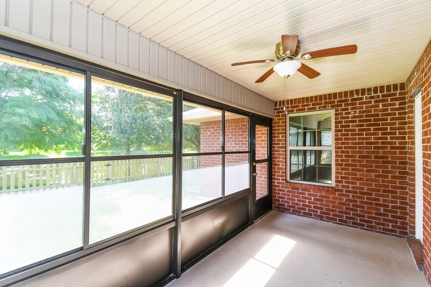 Building Photo - 2195 Thornbrook Dr