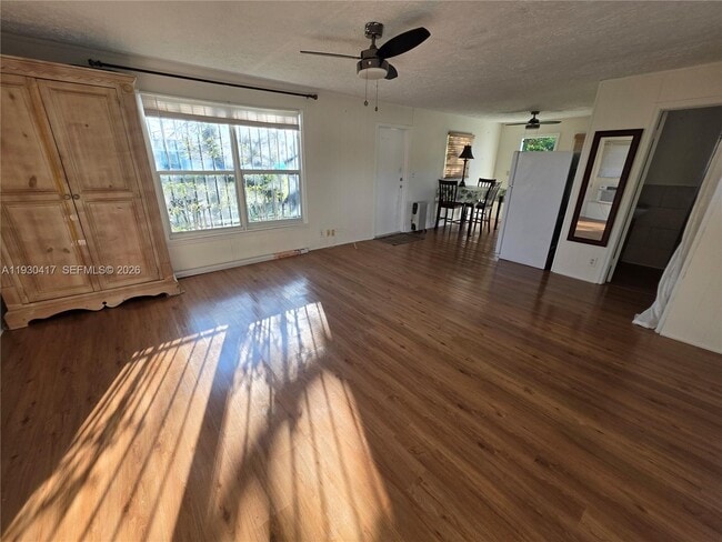 Building Photo - 811 NE 14th Ct