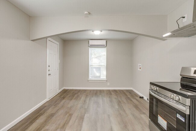 Building Photo - Remodeled 2 Bed 1 Bath Home Ready for New ...