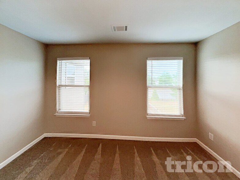 Building Photo - 120 Leland Ln