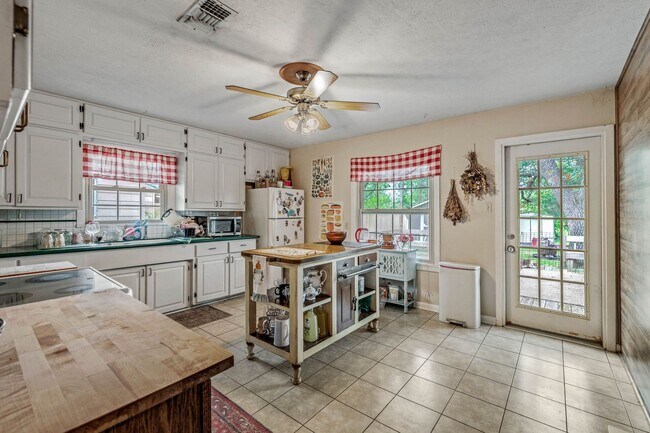 Building Photo - AVAILABLE NOW--- 3 Bed, 1.5 Bath in Eastgate