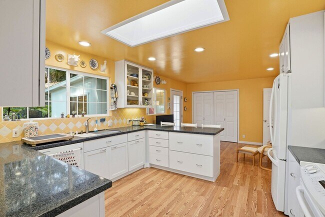 Building Photo - Lovely Monterey Single Family Home in the Mar Vista Neighborhood! (UNFURNISHED)