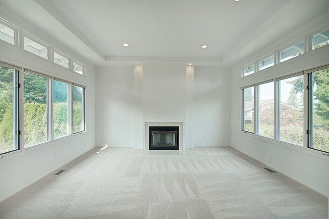 Building Photo - Clyde Hill Home