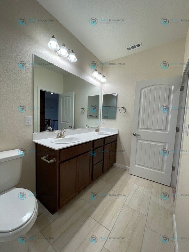 Building Photo - 3-Bedroom 2.5 Bathroom 2 car garage Condo in Carson City