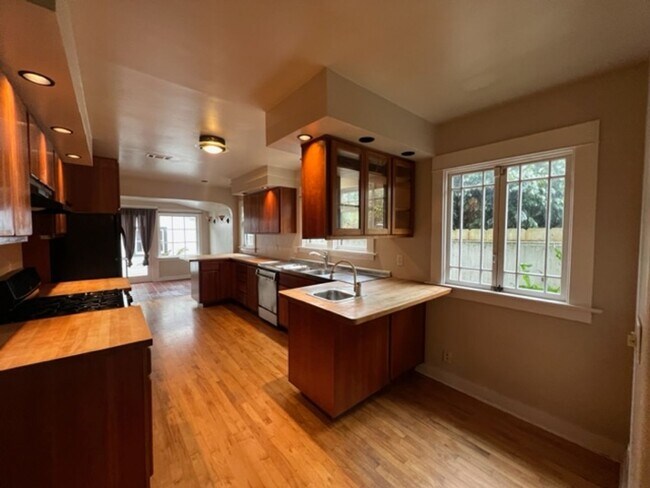 Building Photo - 2520 H St