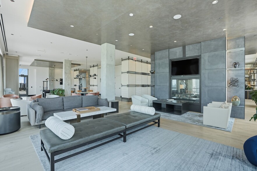 Building Photo - 932 W Washington Blvd