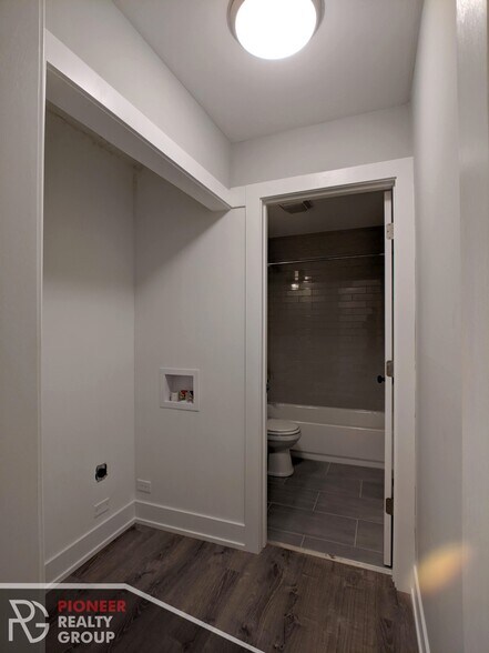 Building Photo - 542 W Surf St